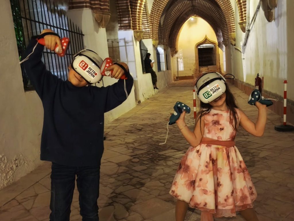 Niños disfrutando del alquiler de realidad virtual